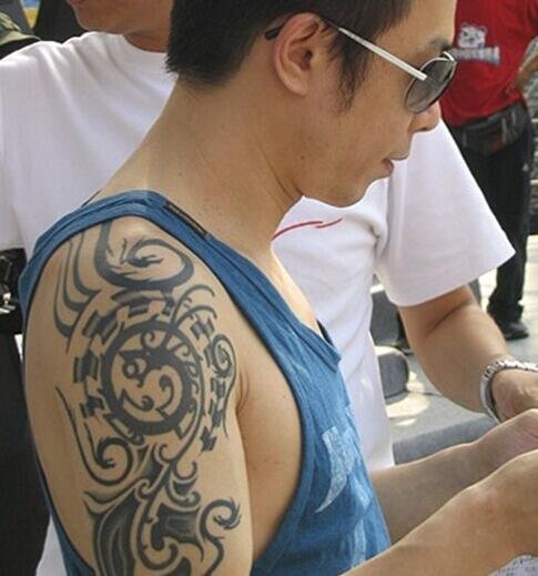 中国纹身明星  黄贯中手臂上黑色的部落图腾纹身图片