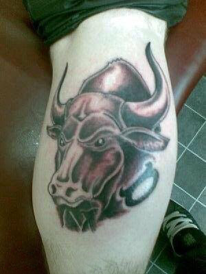 百乐动物纹身 男生小腿上黑色的牛头纹身图片
