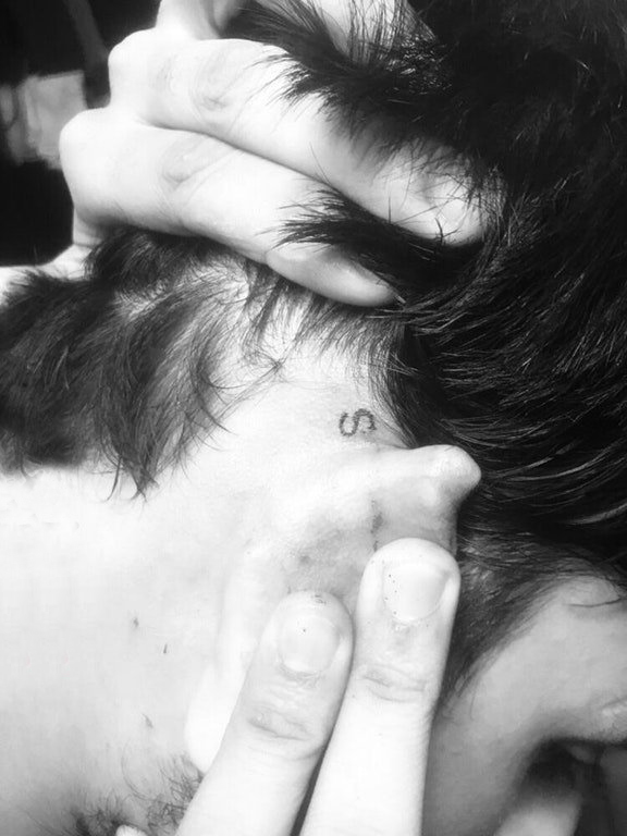 耳后纹身图案 男生耳后黑色的字母S纹身图片