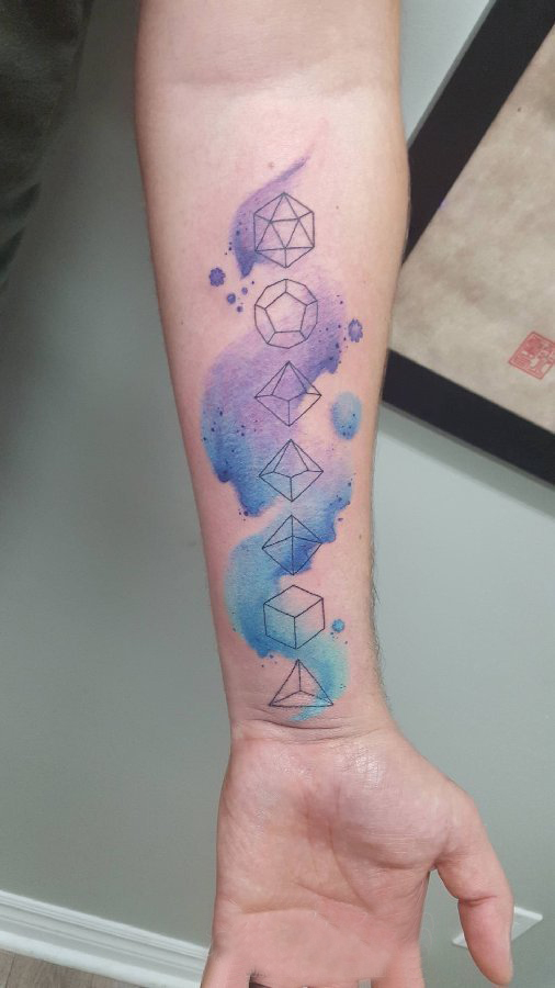 几何元素纹身 男生手臂上彩色的几何图形纹身图片