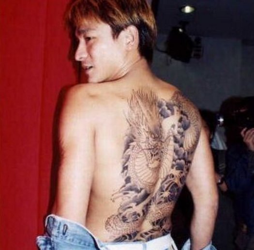 刘德华纹身  明星后背上黑灰色的龙纹身图片