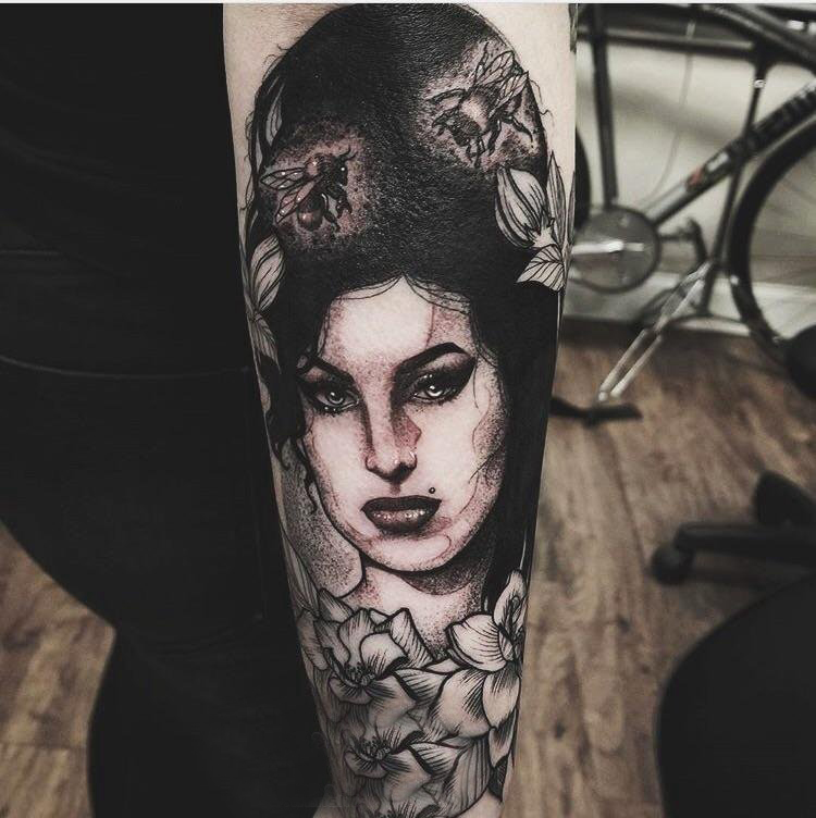 手臂纹身素材 男生手臂上花卉和女生人物纹身图片