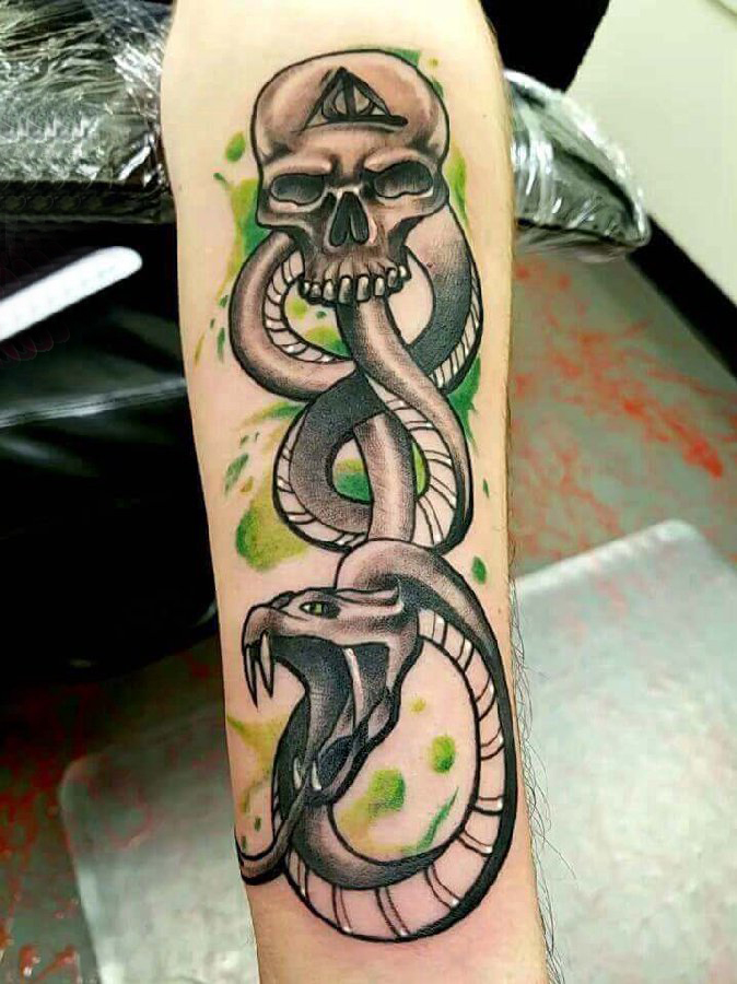 纹身蛇魔 男生手臂上骷髅和蛇纹身图片