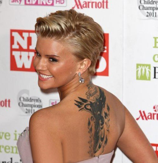 美国纹身明星  明星后背上黑色的动物纹身图片