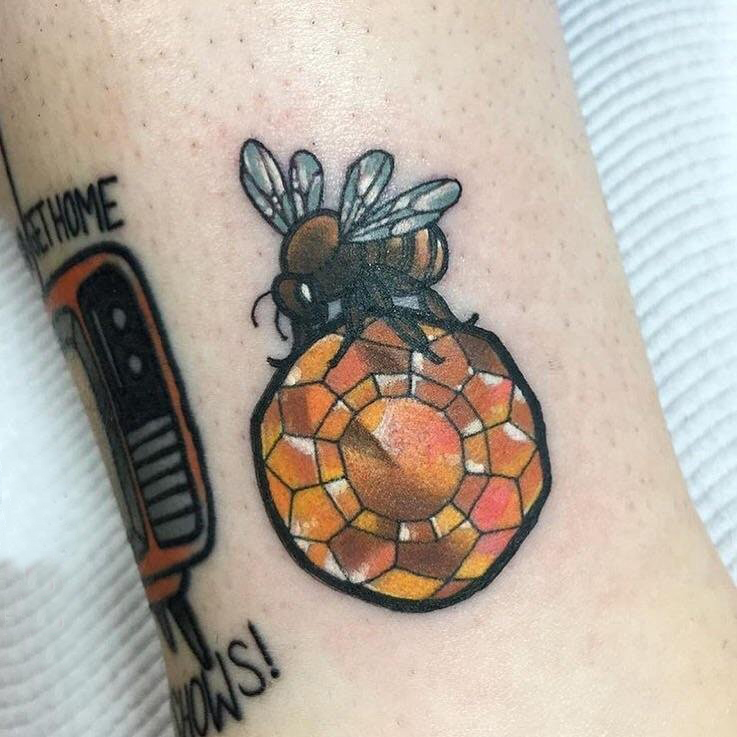 蜜蜂纹身图案  女生小腿上彩绘的蜜蜂纹身图片