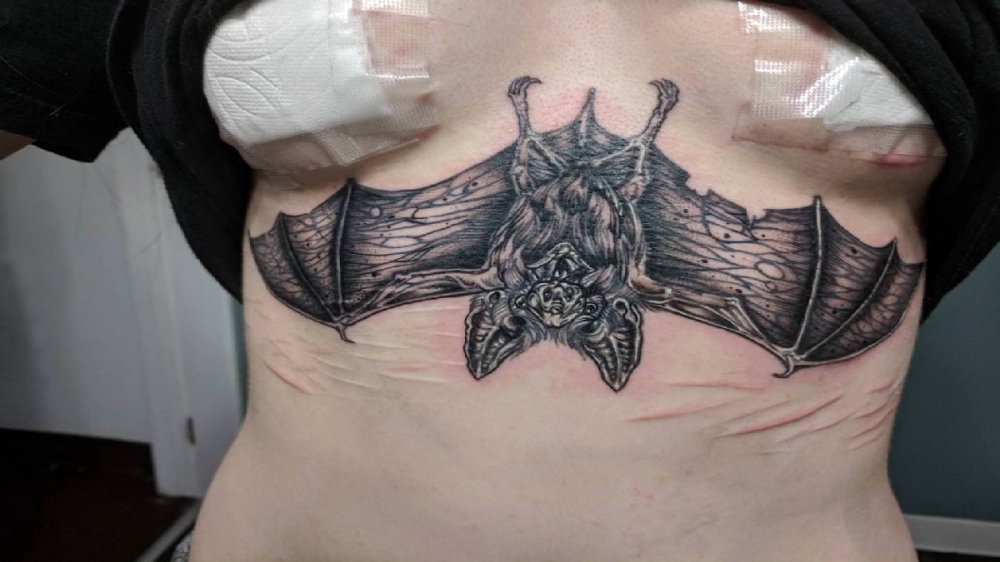 纹身蝙蝠  女生胸下黑灰色的蝙蝠纹身图片