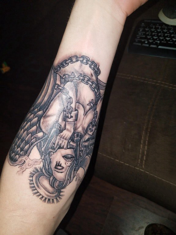 纹身守护天使  女生手臂上黑灰色的纹身守护天使纹身图片