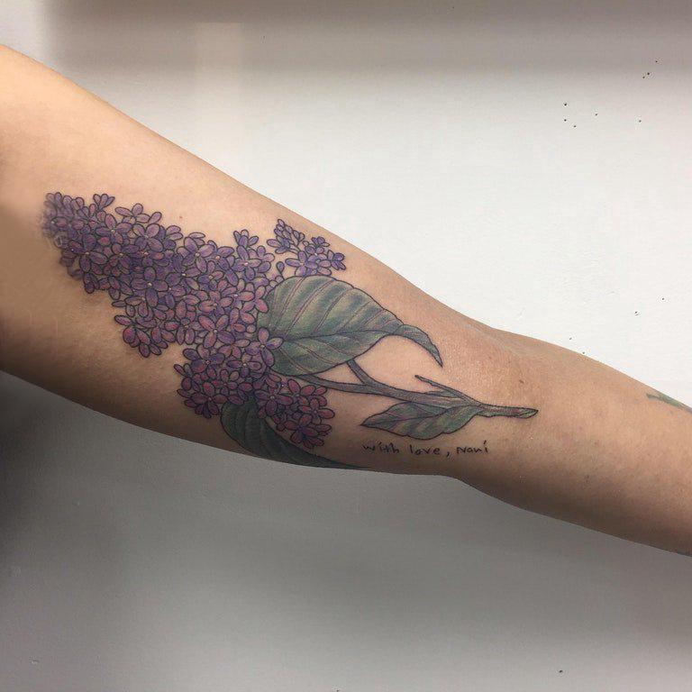 纹身图案花朵  女生手臂上彩绘的花朵纹身图片