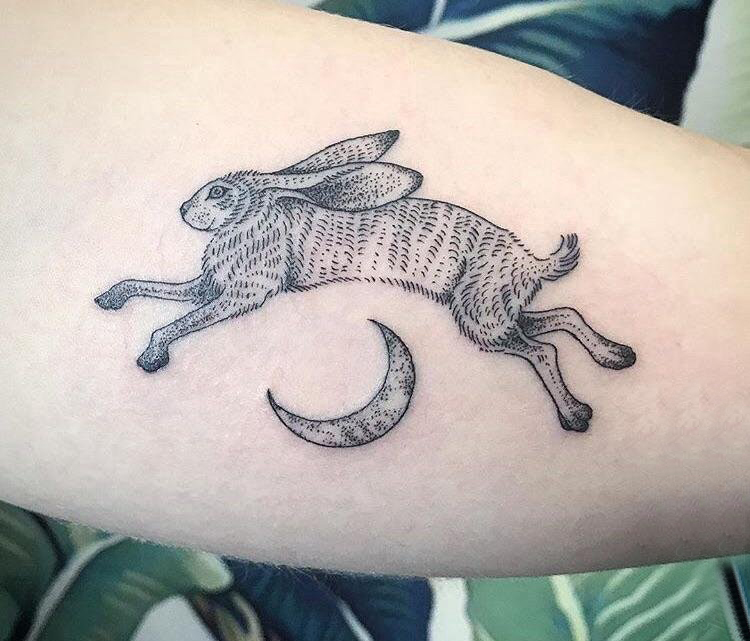 小动物纹身 女生小腿上月亮和兔子纹身图片