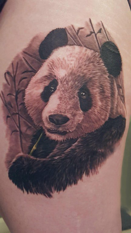 熊猫纹身图 女生大腿上黑色的熊猫纹身图片