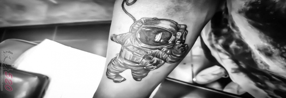 宇航员纹身图案  男生手臂上黑灰色的宇航员纹身图片