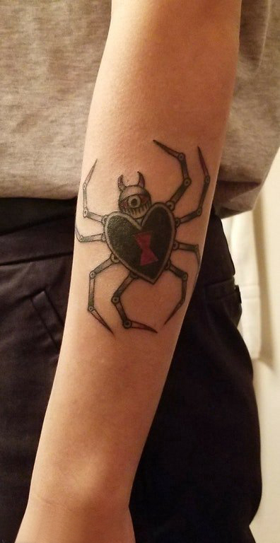 蜘蛛纹身 女生手臂上彩色的蜘蛛纹身图片