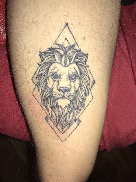 百乐动物纹身 男生大腿上菱形和狮子纹身图片