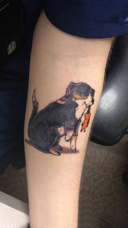 百乐动物纹身 女生手臂上娃娃和小狗纹身图片