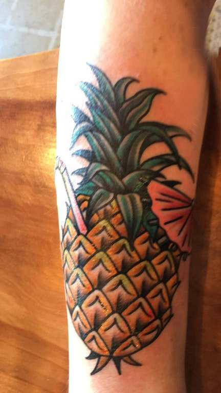 菠萝纹身图案 女生手臂上彩色的菠萝纹身图片