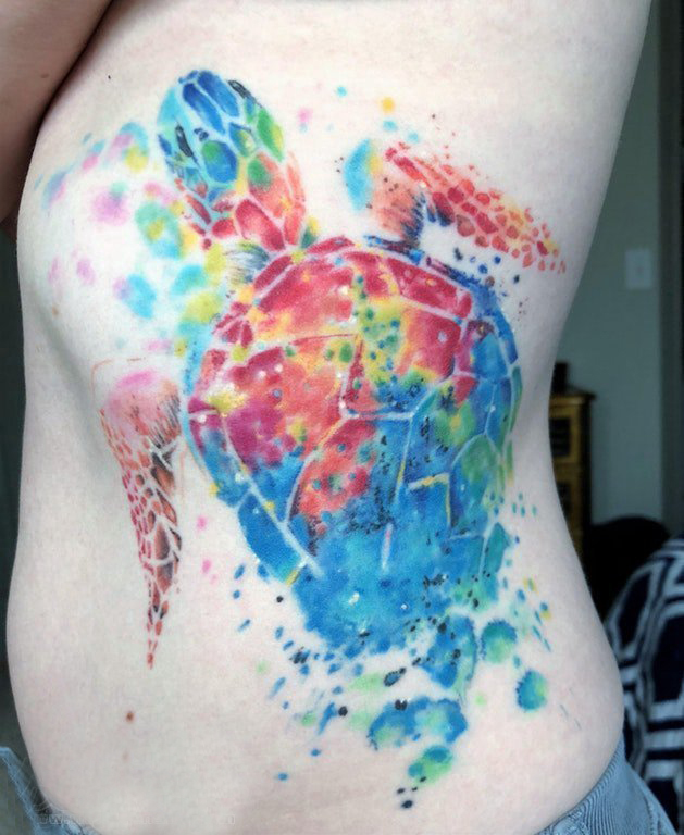侧腰纹身图 女生侧腰上彩色的海龟纹身图片