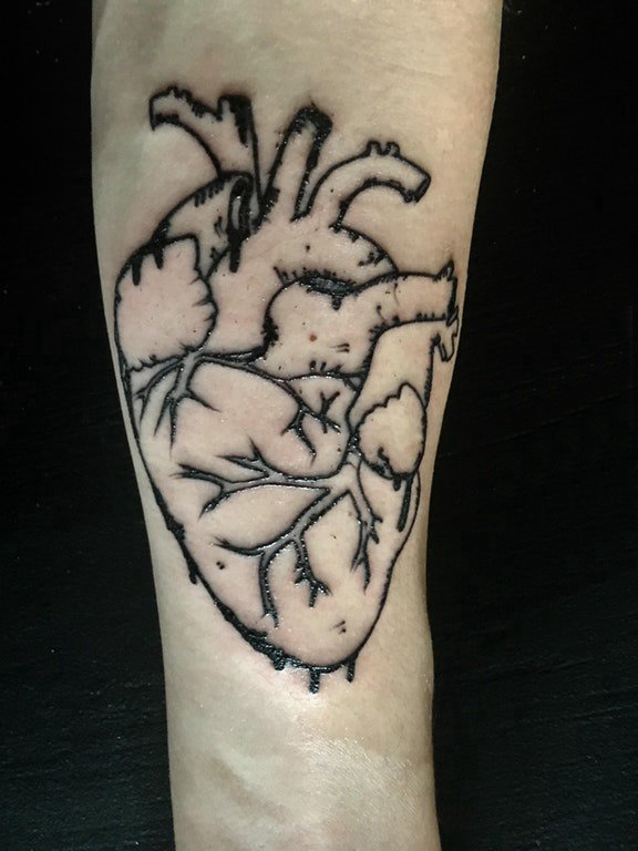抽象线条纹身 男生手臂上黑色的心脏纹身图片