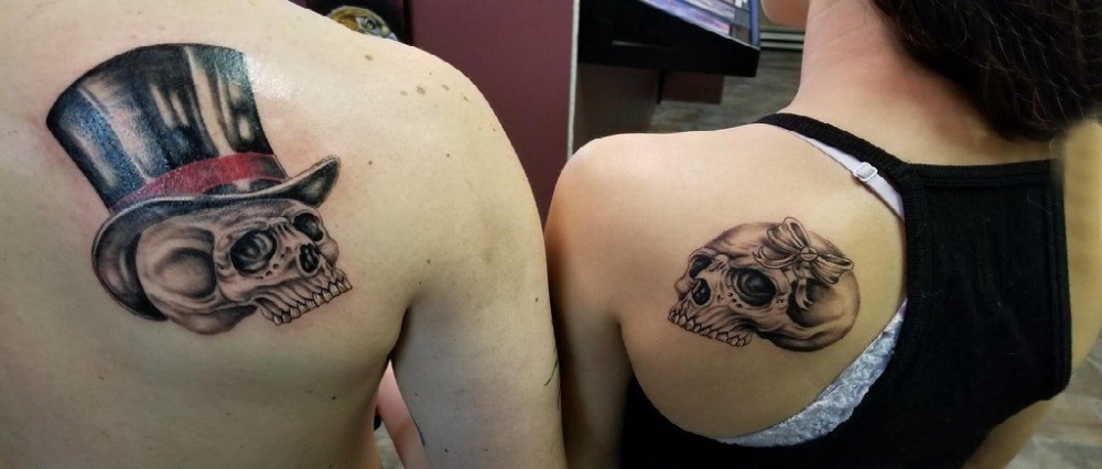 创意情侣纹身  情侣后背上彩绘的骷髅纹身图片