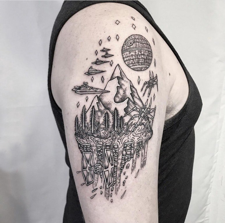 大臂纹身图 男生大臂上星球和森林风景纹身图片