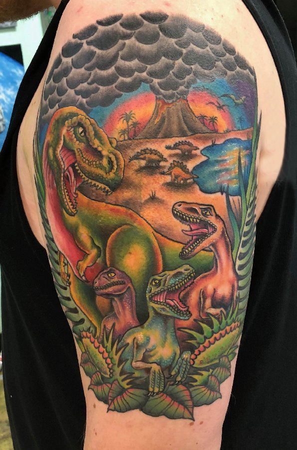 德国恐龙纹身 男生大臂上彩色的恐龙世界纹身图片