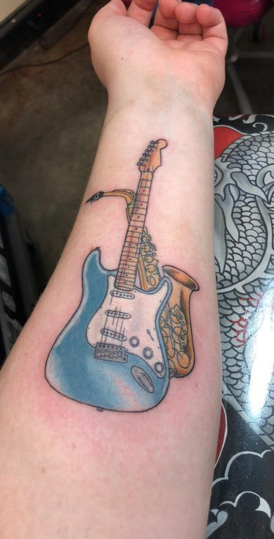 电吉他纹身 女生手臂上萨克斯和吉他纹身图片