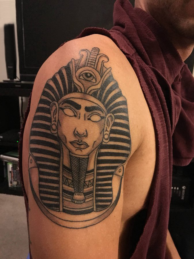 法老王纹身 男生大臂上黑色的埃及法老纹身图片