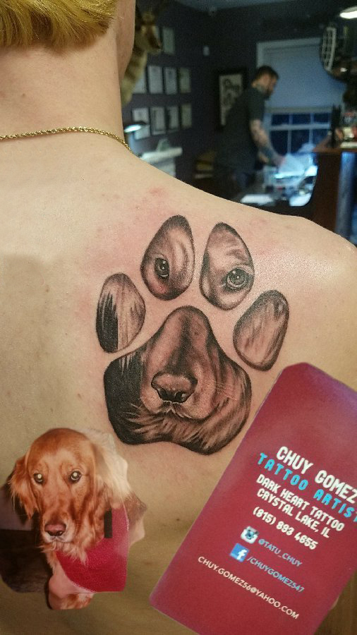 狗爪纹身 男生后背上小狗和爪印纹身图片