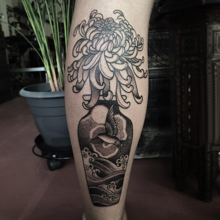 黑灰菊花纹身  男生小腿上黑灰色的菊花纹身图片