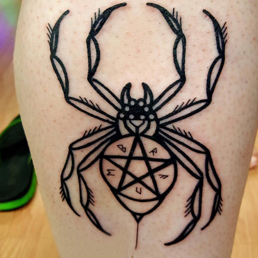 极简线条纹身 男生小腿上黑色的蜘蛛纹身图片