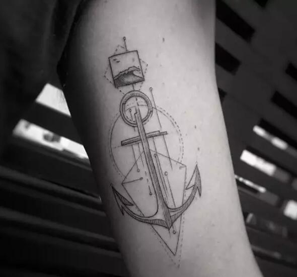 象征稳定与力量的船锚纹身