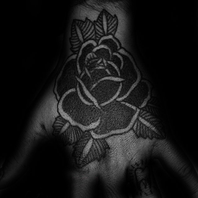黑玫瑰纹身图案  唯美而又独特的黑玫瑰纹身图案