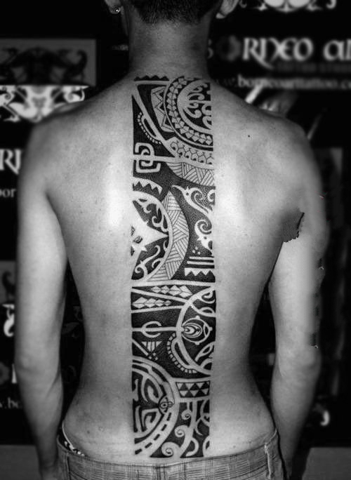 男生脊柱纹身  彰显个性的男生脊柱纹身图案