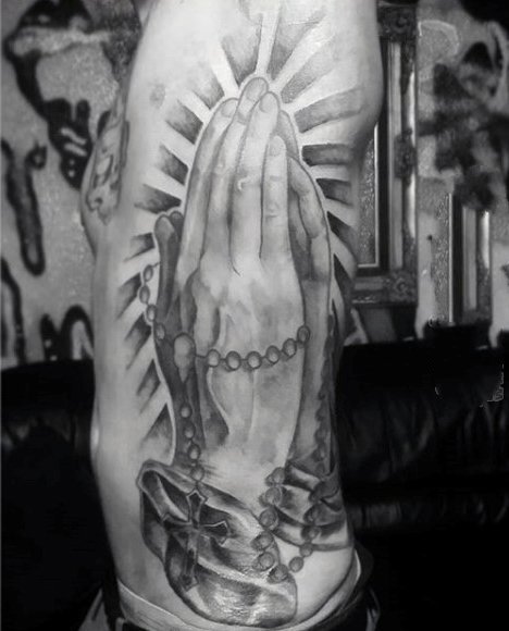祈祷之手纹身图  黑灰写实的祈祷之手纹身图案
