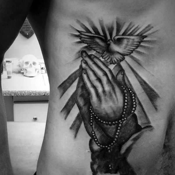 手部纹身图  虔诚祈祷的手部纹身图案