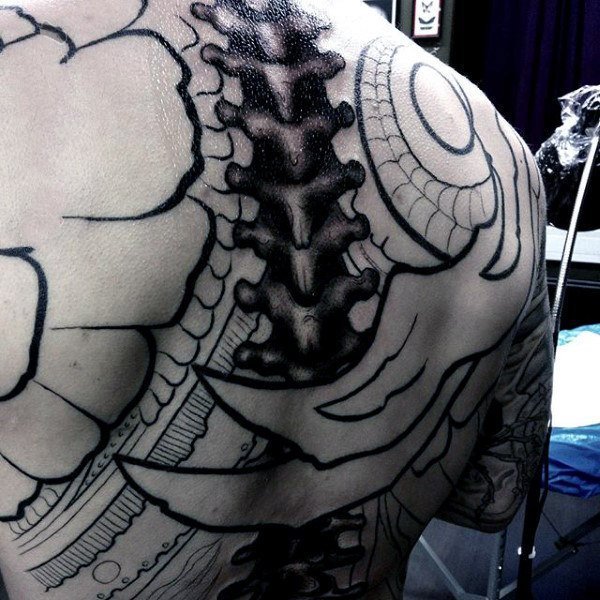脊柱纹身男   设计感十足的男生脊柱纹身图案