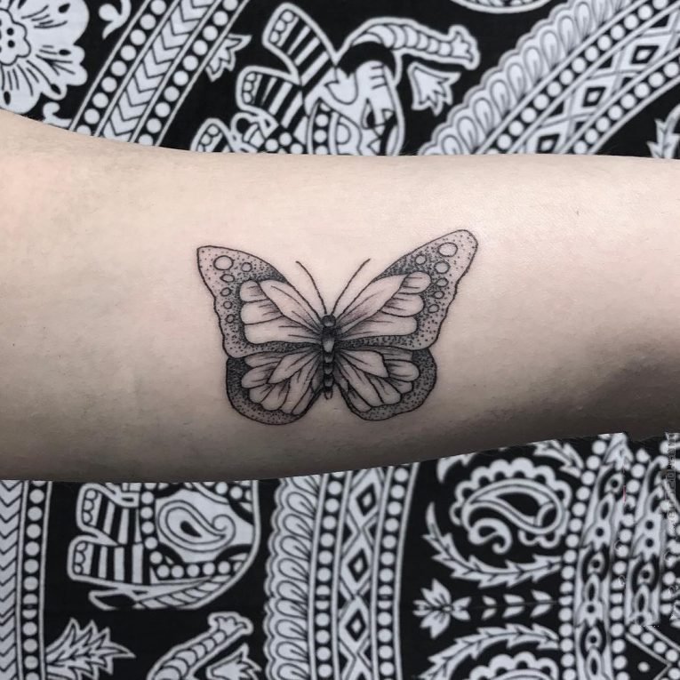 纹身蝴蝶女  翩翩飞舞的蝴蝶纹身图案