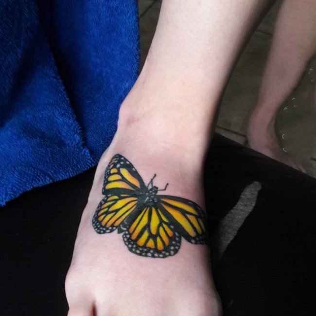 蝴蝶纹身女  漫天飞舞的蝴蝶纹身图案