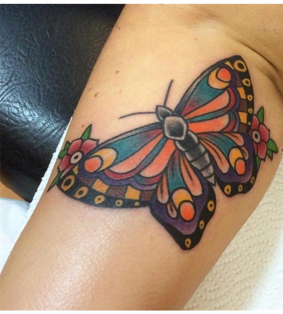 蝴蝶纹身女  漫天飞舞的蝴蝶纹身图案