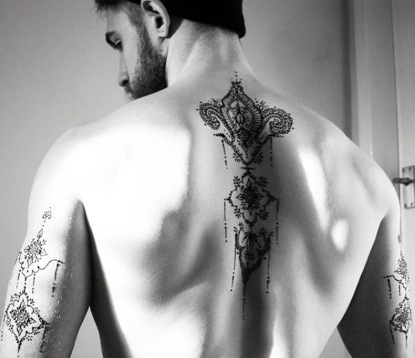 男生脊柱纹身   线条分明的男生脊柱纹身图案