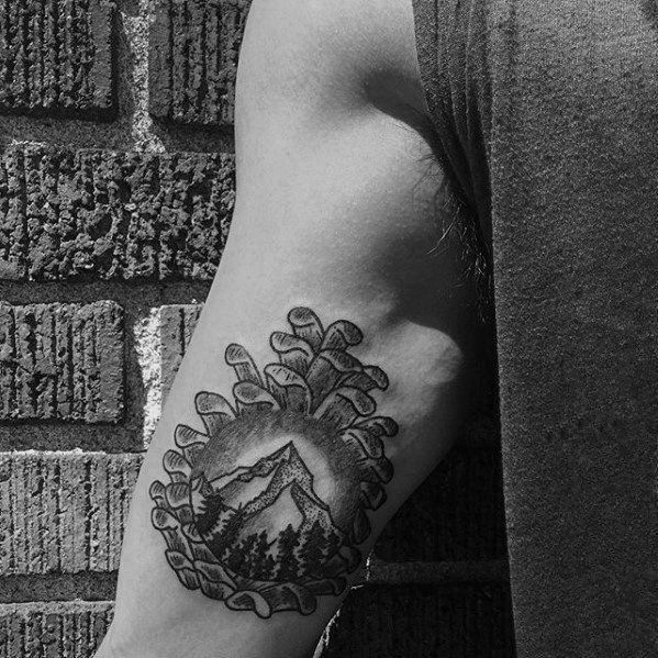 植物纹身   坚硬小巧的松果纹身图案