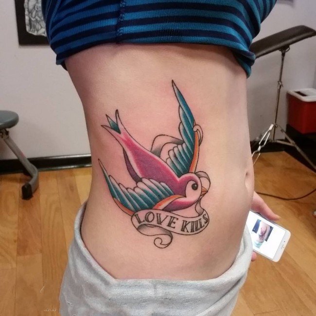 纹身鸟   自由翱翔的燕子纹身图案