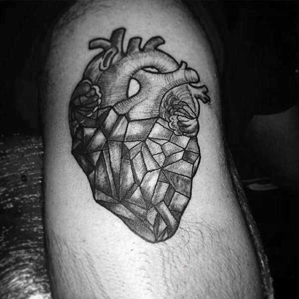 心脏纹身图案   黑色色调的心脏纹身图案