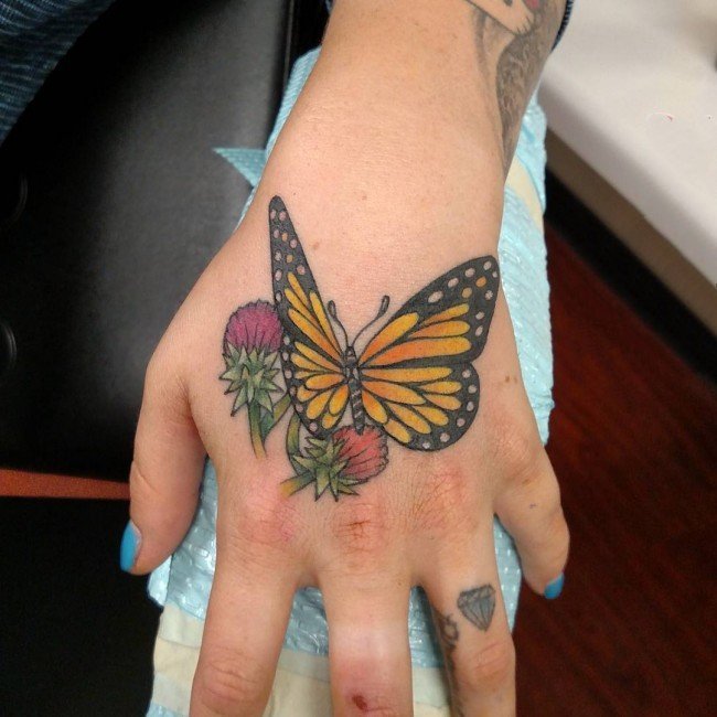 蝴蝶纹身图片   花间飞舞的蝴蝶纹身图案