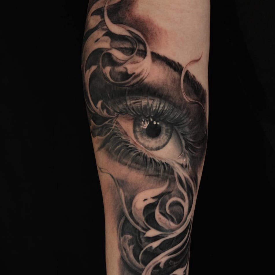 纹身眼睛纹身图案 男性手臂上穿透灵魂的黑色素描纹身眼睛纹身图案