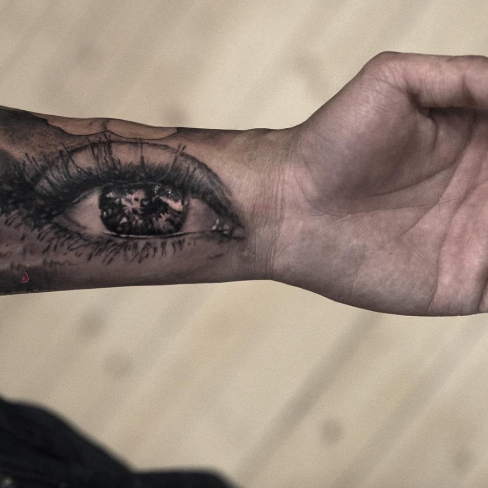 纹身眼睛纹身图案 男性手臂上穿透灵魂的黑色素描纹身眼睛纹身图案