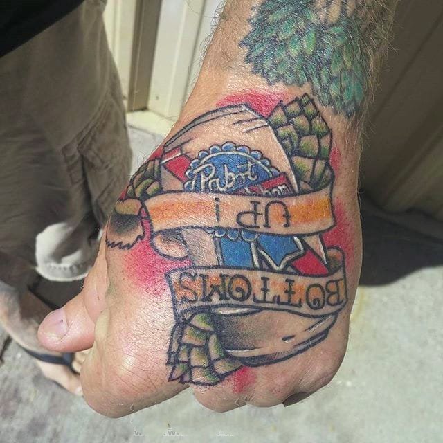 创意情侣纹身  手臂上彩色的啤酒瓶创意情侣纹身图案