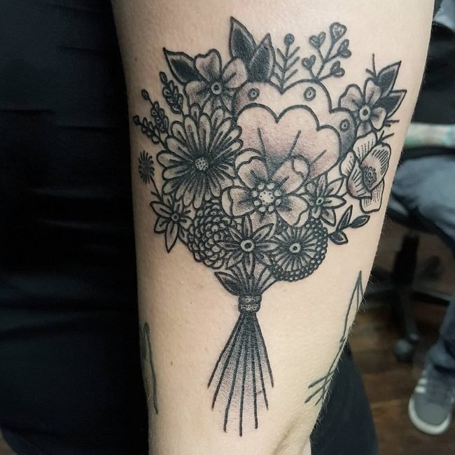 纹身图花朵枝叶  幽香醉人的花朵纹身图案