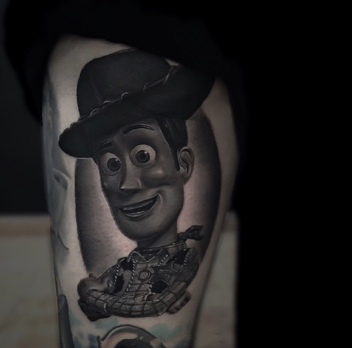 一套欧美动画片角色写实黑灰手臂纹身作品