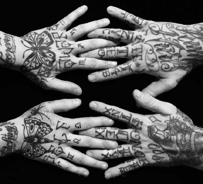 一组国外精美的手指手背纹身图案摄影作品图片