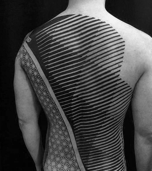 纹身背部   抽象而又动感的背部纹身图案